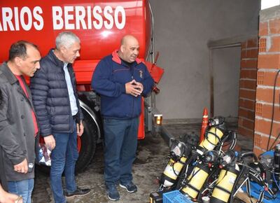 Cagliardi visitó la sede de Bomberos Voluntarios de Berisso