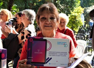 Se entregaron tablets a los jubilados de Merlo