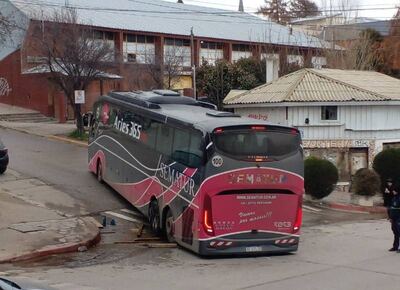 Moreno: un colectivo de turismo se quedó "colgado" al subir la calle Frey