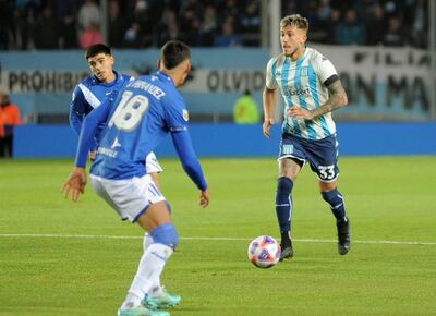 Racing ganó, escaló en la tabla y complicó aún más a Vélez en una noche polémica, por la Liga Profesional