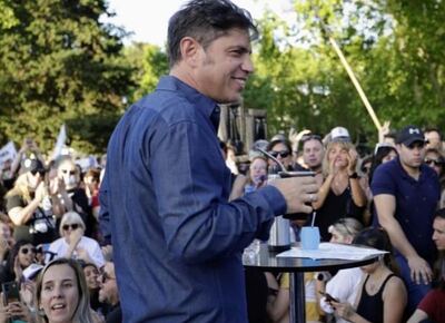 Con militantes del conurbano y 3 o 4 de La Plata, Alak y Kicillof cerraron la campaña en Plaza Malvinas