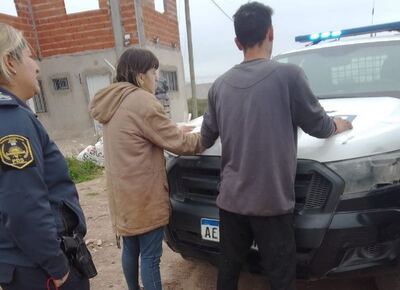Se casaron y robaron felices por siempre: detienen a una pareja forzando el ingreso a una casa en Altos de San Lorenzo