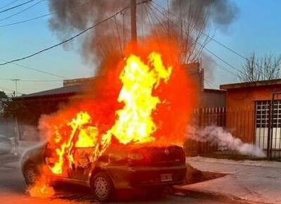 Se incendió un vehículo en El Dique