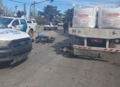 Los Hornos: motociclista con final trágico al colisionar contra un camión que esperaba la luz verde para avanzar