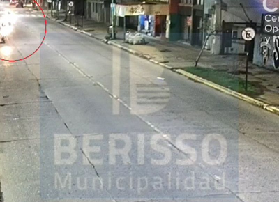 VIDEO | Las Cámaras de seguridad de Berisso registraron un fuerte choque entre una moto y un auto.