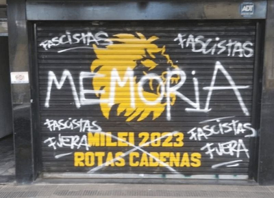 Vandalizaron un local de Javier Milei en La Plata: aseguran que fueron dos personas vestidas de negro
