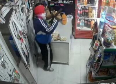VIDEO | Ladrón le apuntó a la cabeza a una bebe: los vecinos atraparon al delincuente y suplicó llorando que lo liberen