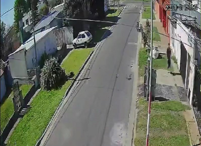 VIDEO | Cuatro hincha de Gimnasia emboscaron y le robaron el celular a uno de Estudiantes mientras esperaba el micro