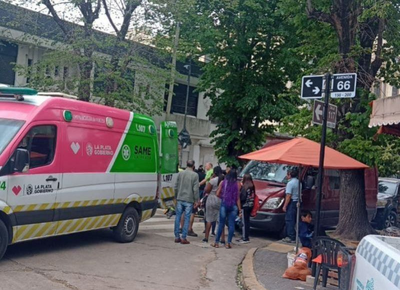 El Mondongo: dos motochorros cayeron tras arrebatar un celular y chocar a una camioneta