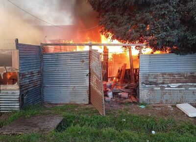 Momentos de desesperación se vivieron por un grave incendio en una vivienda