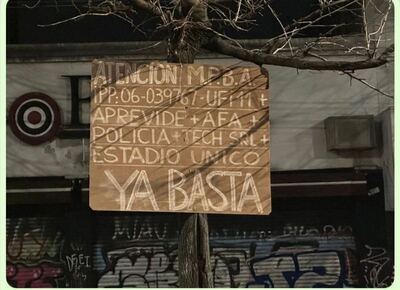 Llamado a la justicia: piden que desarchiven la denuncia del detenido por mostrar un cartel al presidente de la FIFA