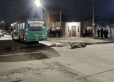 Accidente entre colectivo de la línea 307 y un motociclista termina con el conductor de la moto muerto
