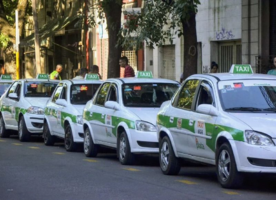 Igual tenía ganas de caminar: taxistas piden que la bajada de bandera suba a $1.000 por el aumento de combustibles