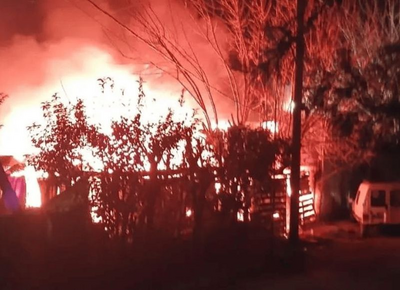 Un devastador incendio consumió una casa y un taller mecánico en Gonnet