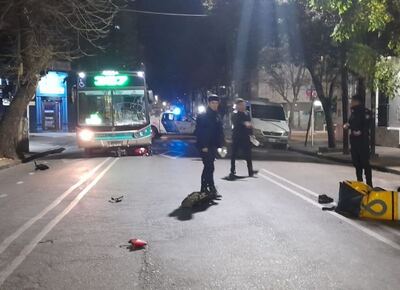 Inseguridad vial en 11 y 54: un motociclista tuvo que ser internado luego de ser embestido por un micro