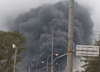 MIRÁ LOS VIDEOS | Alerta amarilla en el Gran La Plata por incendio en refinería YPF