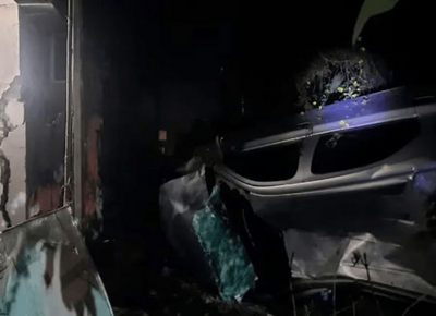 La Plata: un joven de 18 años murió tras perder el control de su auto, volcar, y se incrustarse contra una casa