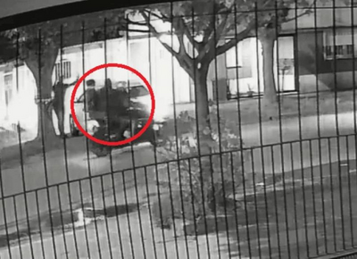 Inseguridad al rojo vivo: tres motochorros sorprendieron a un vecino de Los Hornos cuando volvía a su casa