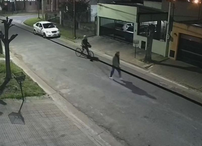 Saltaron el paredón y vaciaron la cochera: llegaron en bici a robar en Ringuelet