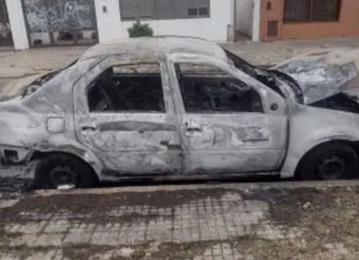 VIDEO | Prendieron fuego un auto, los demoraron y a los pocos minutos recuperaron la libertad