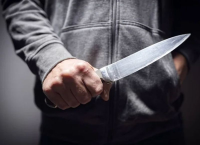 Le pidieron la plata, se las dio, pero igual lo apuñalaron frente a su suegro: está grave