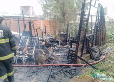 Una casa de Ensenada se prendió fuego y terminó destruida por completo