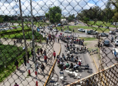Estudiantes de Psicología cortan la avenida 122 con una clase pública en contra del desfinanciamiento