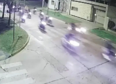 Una banda de 100 motoqueros asaltó a un joven en La Plata