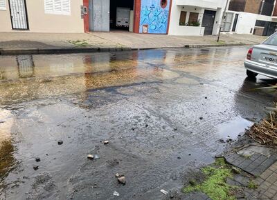 VIDEO | Vecinos de 37 entre 15 y 16 denuncian caos por pérdida de agua: "ya se accidentó una señora mayor en su bici"