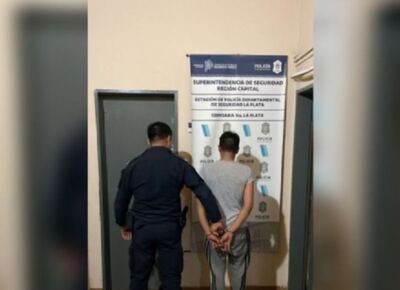 Detienen a un joven por golpear a su pareja mientras sostenía a su bebé en pleno centro