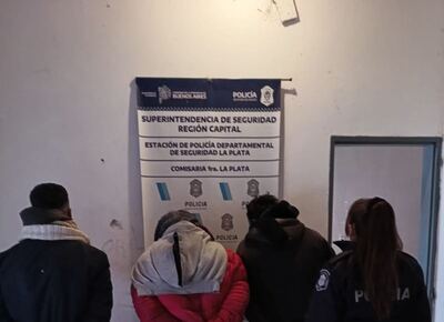 Trapitos, borrachos y menores detenidos en cercanías de la Plaza Moreno durante los festejos
