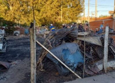 Altos de San Lorenzo: familias perdieron todos sus bienes tras un incendio que consumió tres casas