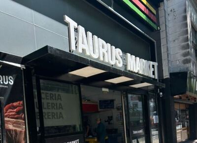 Justicia por mano propia: Un ladrón cometió un robo en un supermercado de La Plata y fue atrapado por el mismo comerciante.