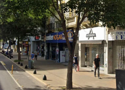 Inseguridad en cada esquina de La Plata: Ladrones asaltaron un local del centro comercial de calle 12 y se llevaron 20 celulares