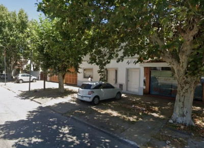 Lavaba la vereda en La Plata cuando fue sorprendido por siete delincuentes: Destrozaron su casa y termino hospitalizado