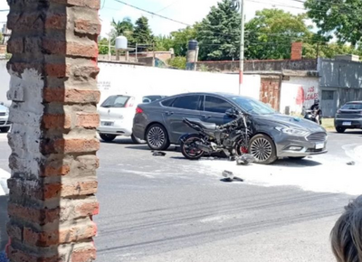 Cada vez más accidentes de tránsito: una moto quedó incrustada contra un auto en la intersección de 122 y 42