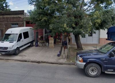 Estaba trabajando en su verdulería de Villa Elvira, se defendió de un robo y le dispararon en la pierna