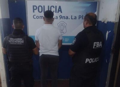 Detienen a un hombre que fingiendo ser empleado municipal, vendía motos secuestradas a precios bajos en La Plata