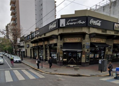 Las viudas negras siguen citando a platenses en la esquina del tango y ellos no paran de caer en la trampa