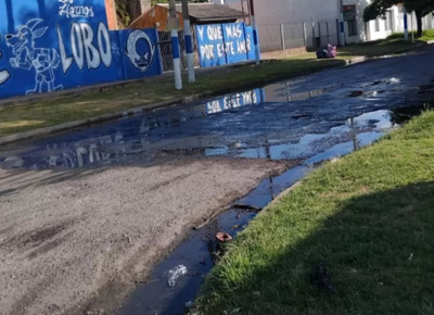 ABSA ignora los reclamos: vecinos de Los Hornos sufren por pérdida de agua que destroza la calle