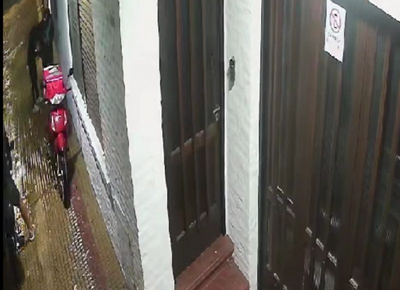 VIDEO | Paró porque empezó a llover y dos delincuentes le robaron a mano armada su única herramienta de trabajo