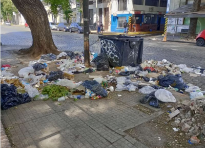 En una esquina de Meridiano V un contenedor no da abasto: "Es una escena diaria"