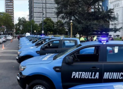 Escandalo en La Plata: Un guardia de seguridad pedía dinero para conseguir empleos en el Municipio