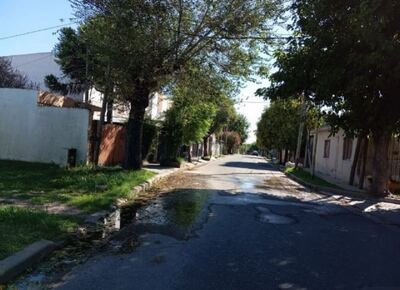 Vecinos de 2 y 77 enfrentan doble pérdida de agua y temen el colapso de la calle: ABSA no responde a los reclamos