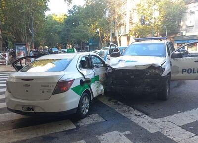 Los siniestros viales no dan tregua: un taxi y un patrullero chocaron en la intersección de las calles 2 y 44