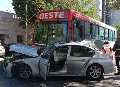 Terrible choque a metros de la Municipalidad con heridos y cortes de calles