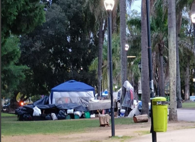 Manteros se organizan por redes sociales para copar el Parque Saavedra