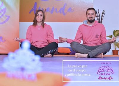 Dejó la medicación gracias al yoga y hoy lidera un espacio de bienestar único en La Plata