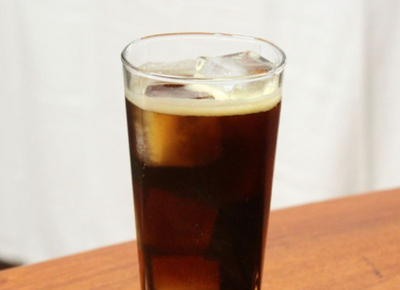 Otro ataque de una "Viuda Negra" en La Plata: lo sedujo, le dio fernet y lo desvalijó