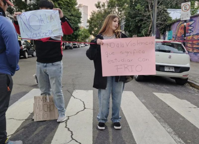 Frío, abandono y violencia: la comunidad educativa de la Secundaria N°8 volvió a las calles en La Plata